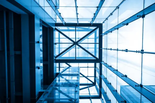 Ascensori, cosa cambia tra la manutenzione ordinaria e straordinaria