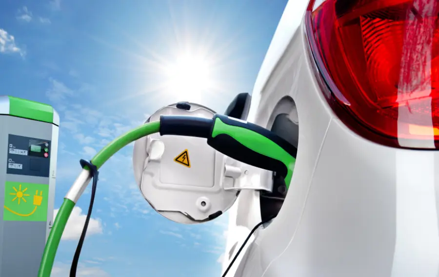 Auto ibride e elettriche: i molti volti della mobilità sostenibile