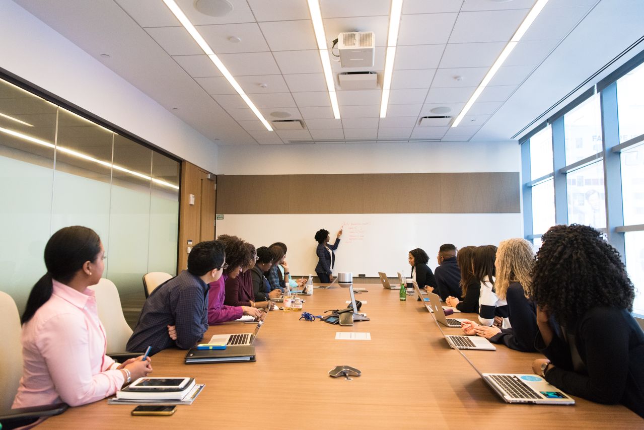 L’impatto visivo che lascia il segno: come progettare lo spazio per il tuo prossimo meeting