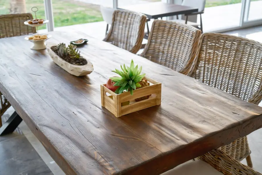 Arredare con materiali naturali: il ritorno del legno grezzo e delle fibre vegetali in casa