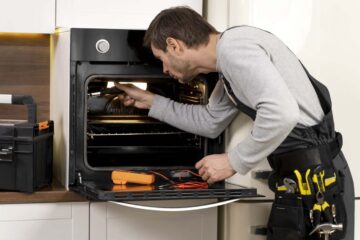 tecnico che ripara la stufa