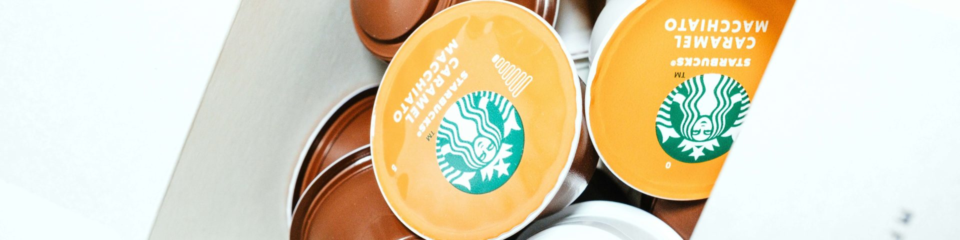 Alcune capsule di caffè con tappi gialli